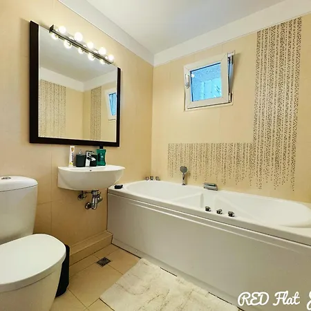 Red Flat 2br With Luxurious King Bed & Hot Tub 아파트