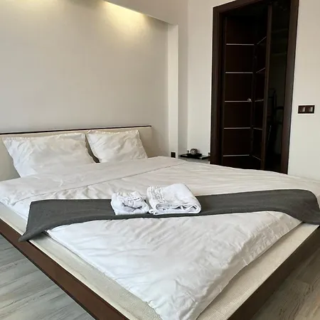 Red Flat 2br With Luxurious King Bed & Hot Tub 아파트
