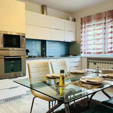 Red Flat 2br With Luxurious King Bed & Hot Tub 아파트 *